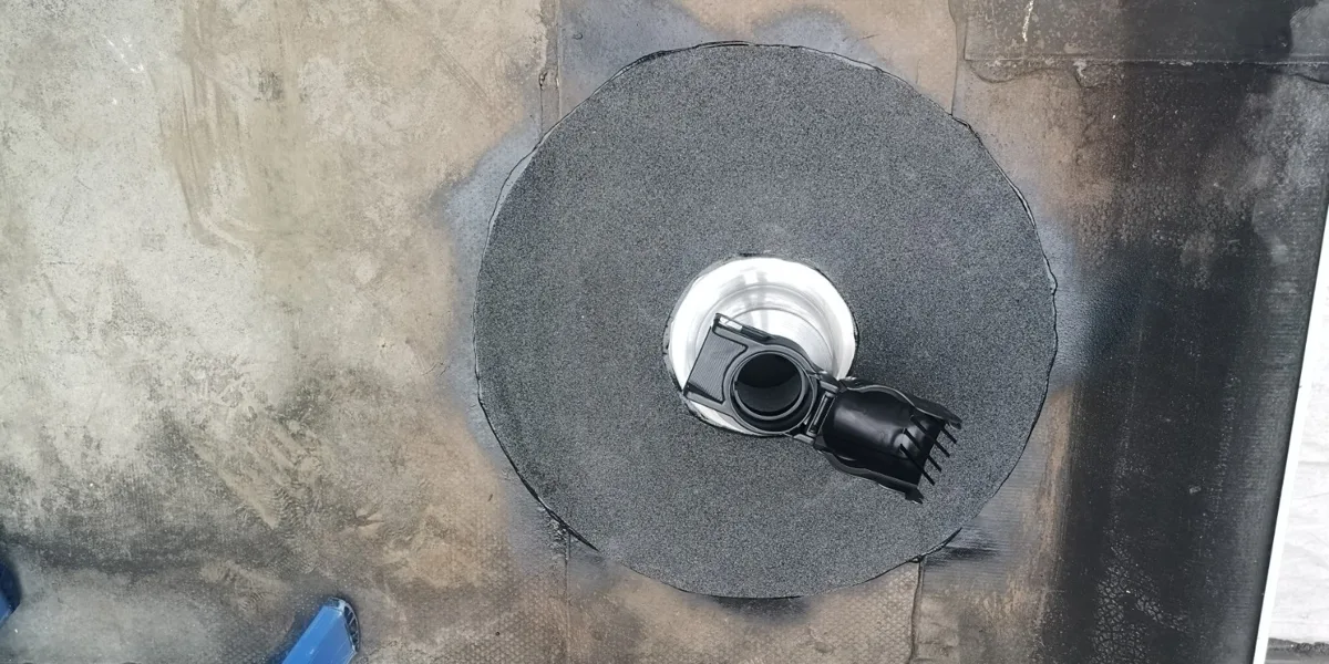 Bovenaanzicht van een geplaatste kabel- en leidingdakdoorvoer met bitumen aansluiting