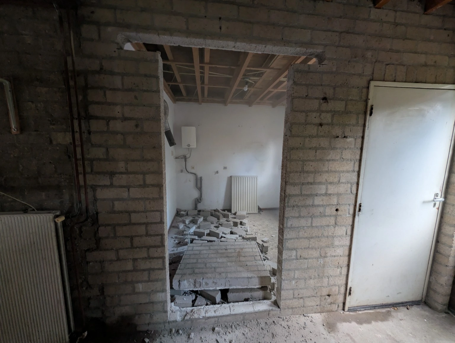 Deuropening zonder kozijn na het zaagwerk in een bestaande muur