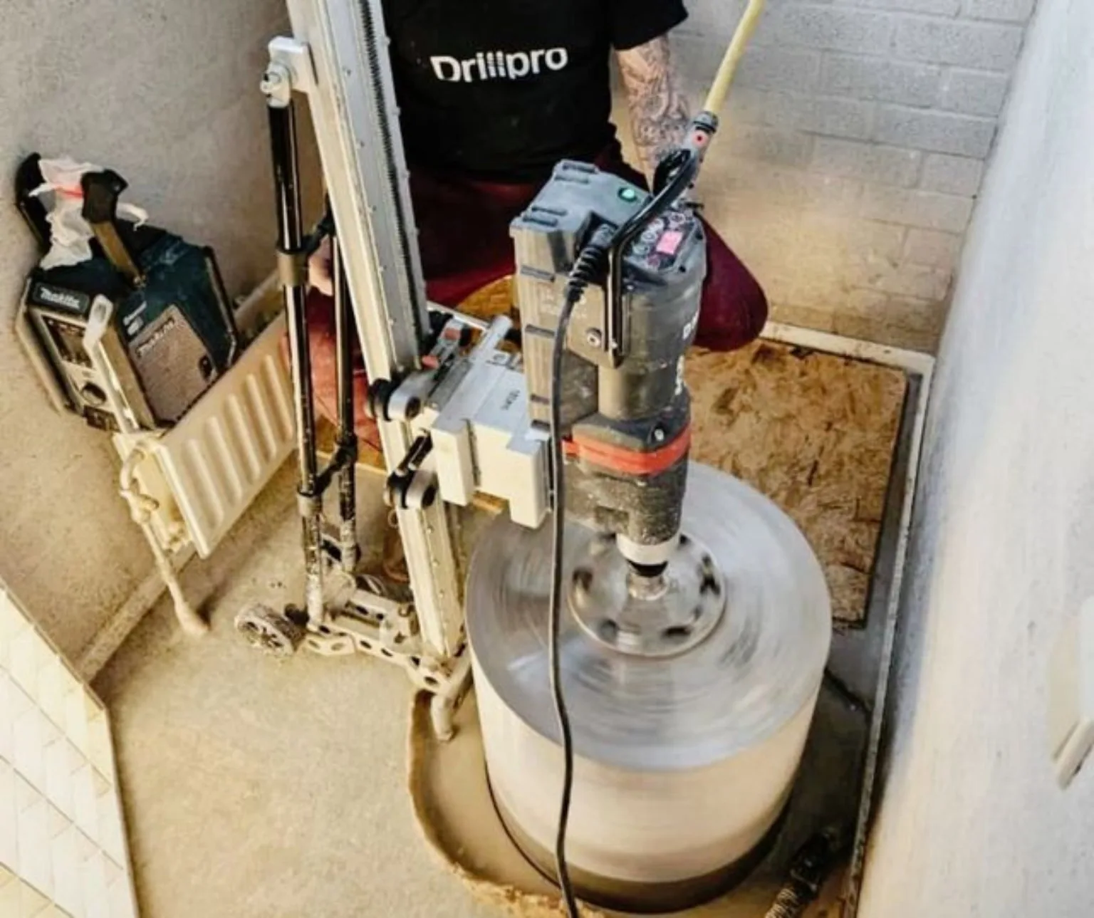Verticale kernboring met een diamantboor in een vloer