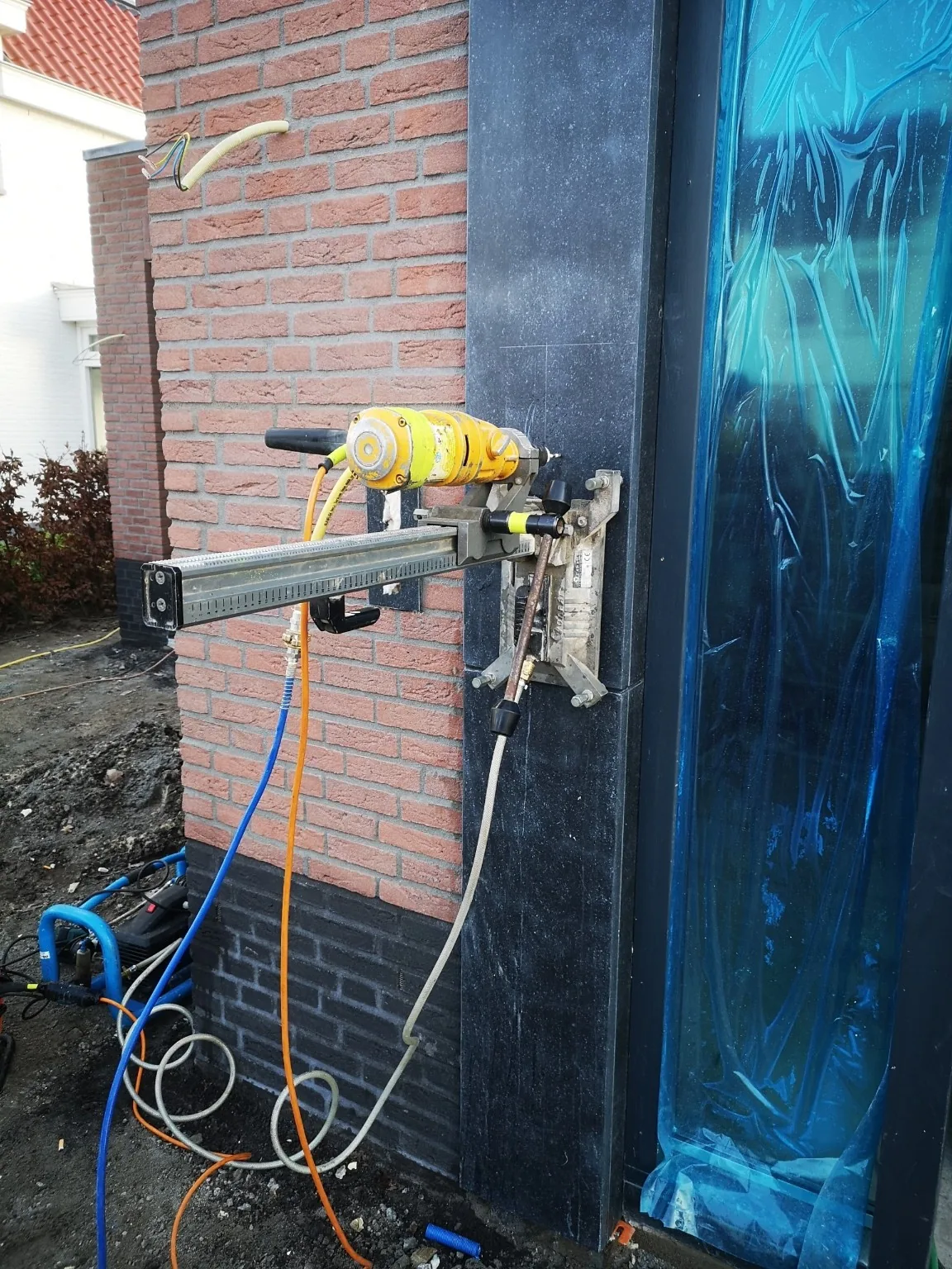Booropstelling naast een deurkozijn