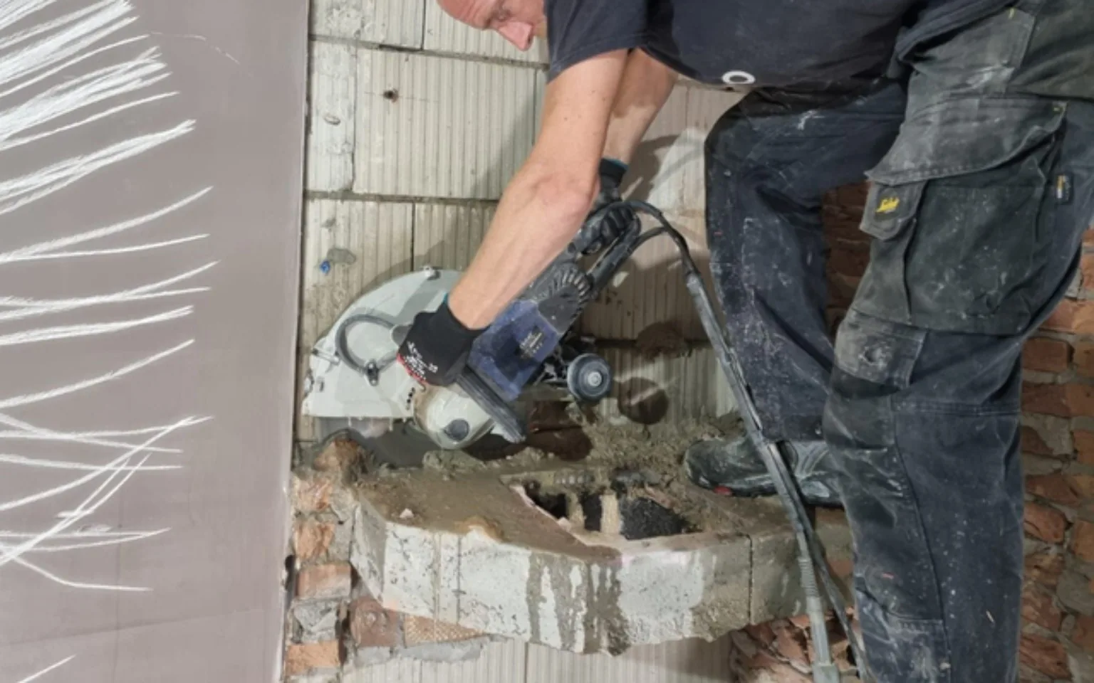 Muuropening zagen met een handzaag