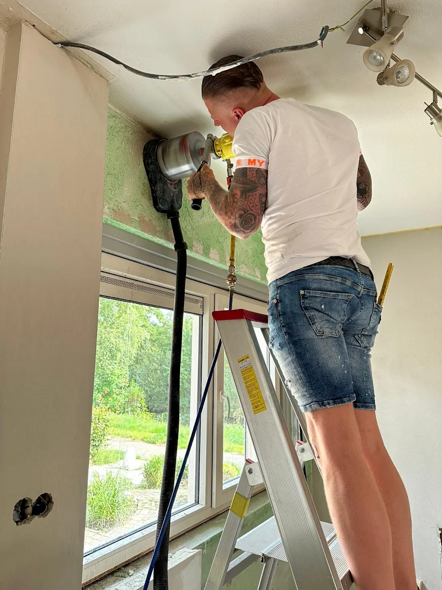 Afzuigkap gat boren met diamantboor boven een raam