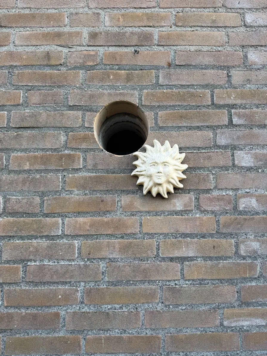 Grote ronde doorvoer in gemetselde buitenmuur