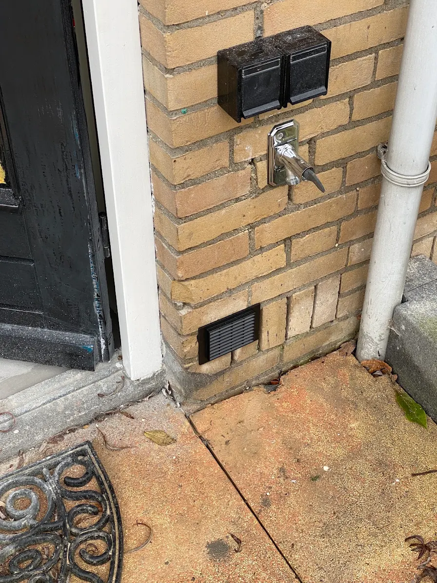 Ventilatierooster gemonteerd in de gevel