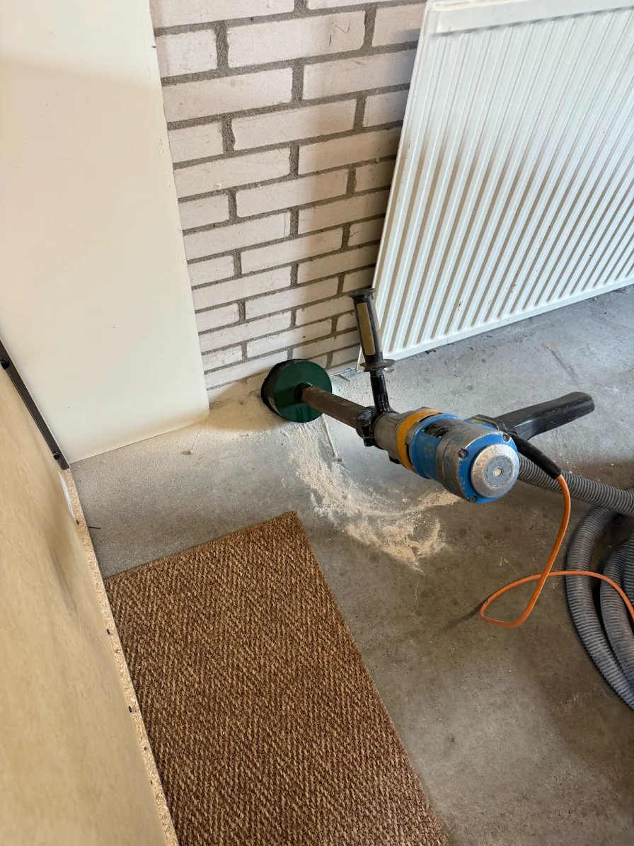 Kleine boring laag in een binnenwand