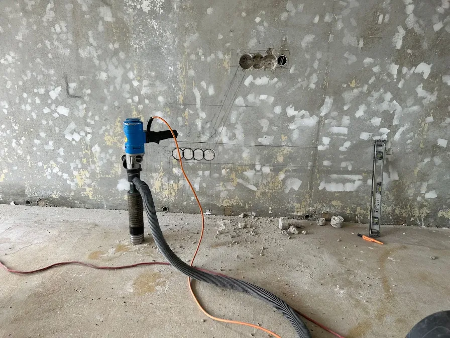 Meerdere gaten boren voor elektradozen in wand