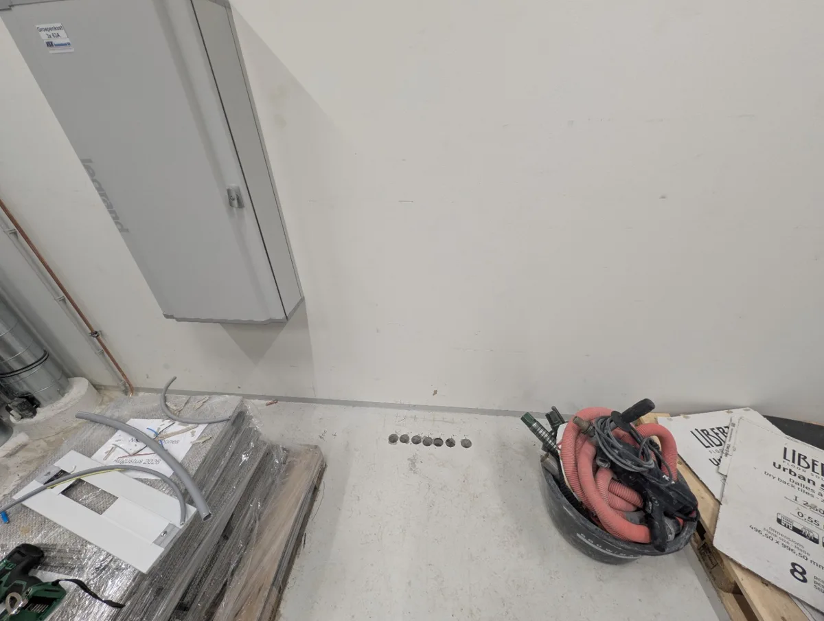 Werkplek met geboorde vloerdoorvoeren en boorgereedschap in Eindhoven