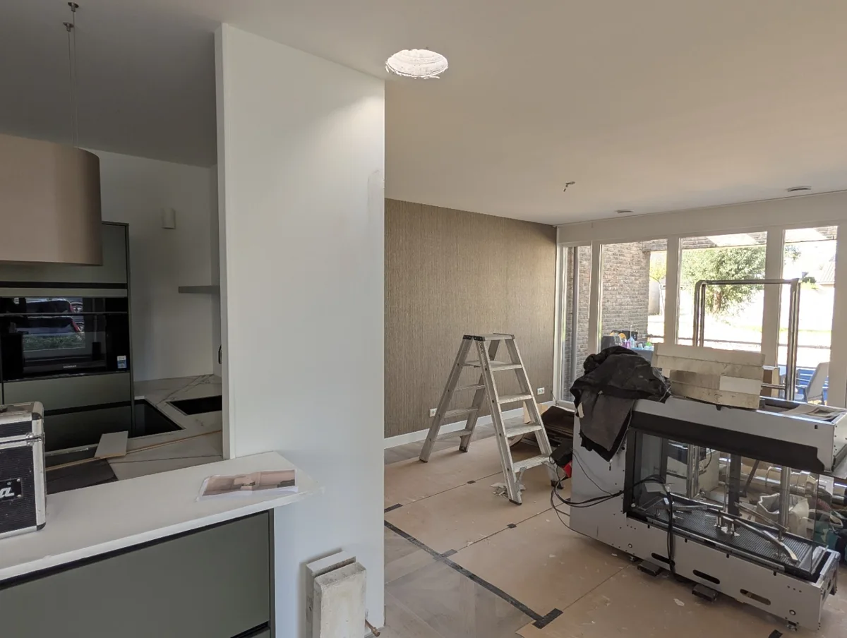Binnenzijde van de Ø250 mm opening in het betonnen plafond boven de toekomstige haard