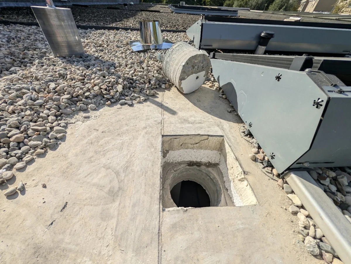 Ø250 mm boring door een betonnen dak voor een houtkachel, met uitgeboorde betonkern