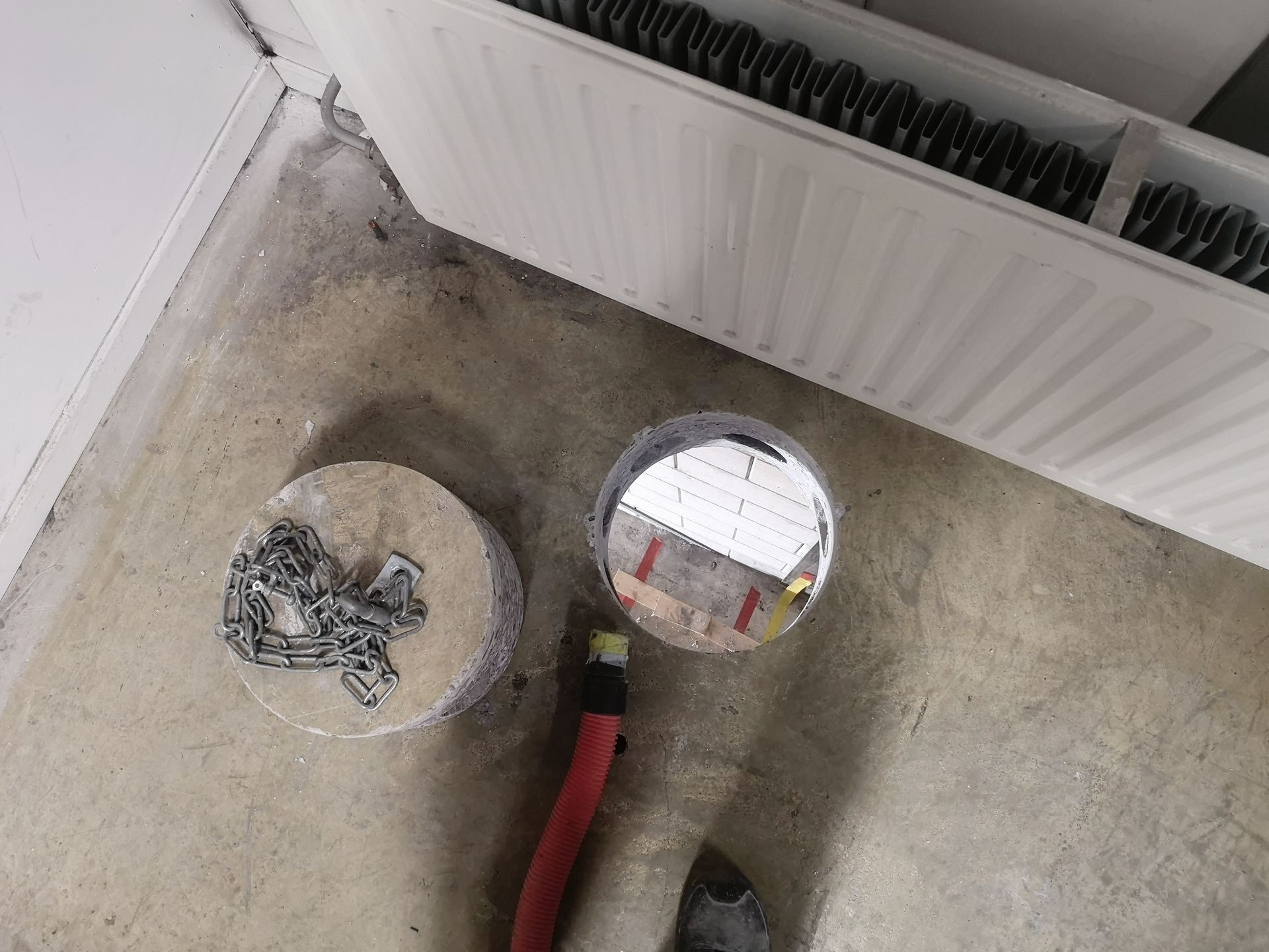 Gat door betonvloer boren: van boven of van onder?