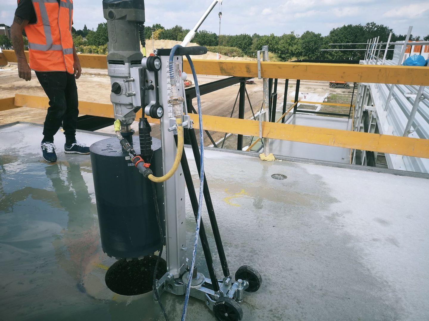Warmtepompdoorvoer waterdicht en netjes afwerken aan de buitengevel