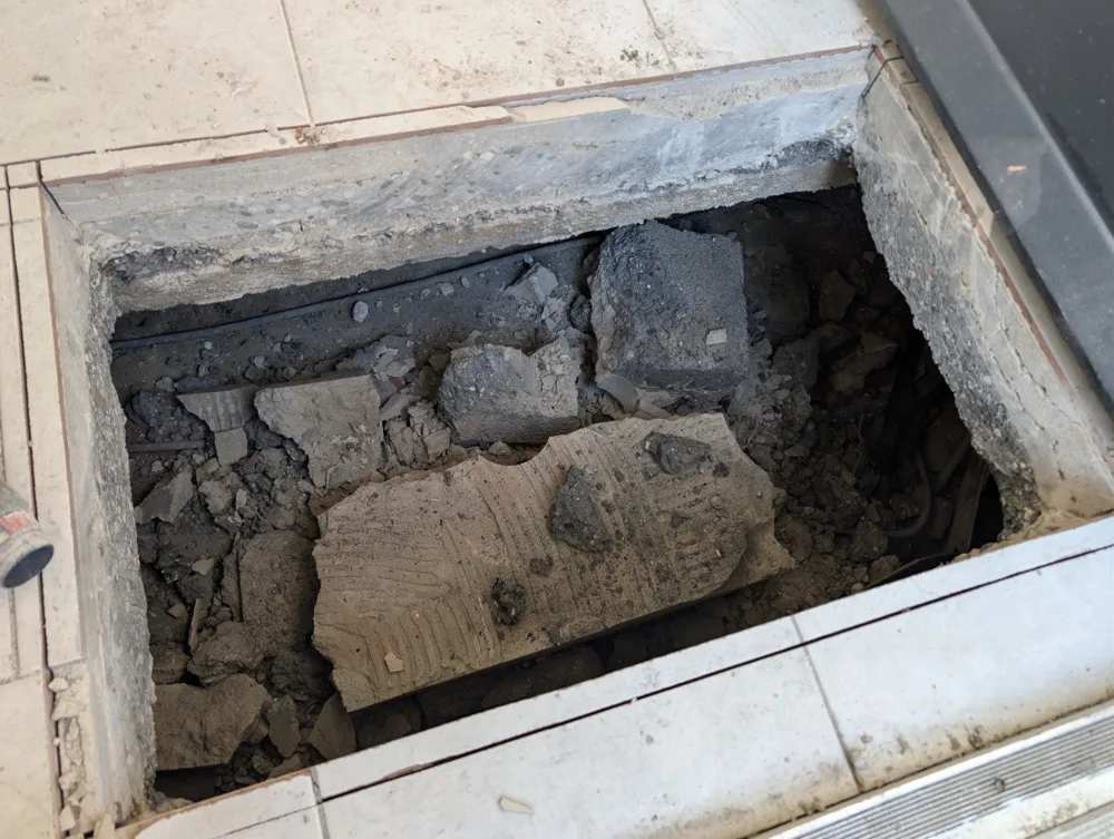Detail van de zaagranden en vloerlagen bij een kruipluikopening met losse vloerdelen