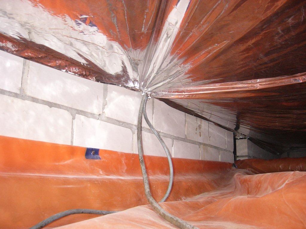 Natte of verzakte vloerisolatie in de kruipruimte: wat zegt dat over ventilatie?