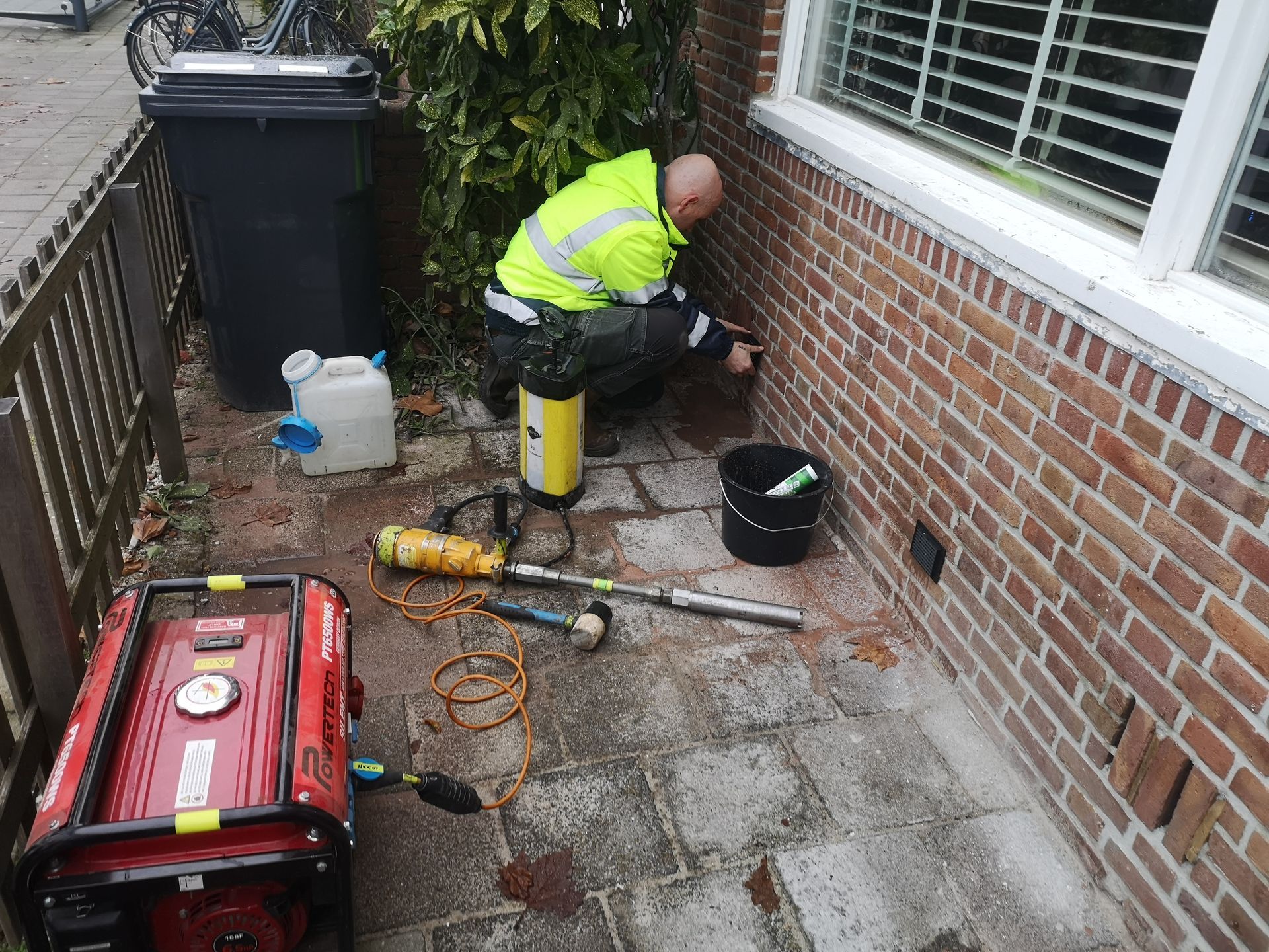 Kruipruimte ventilatie gaten boren met generator