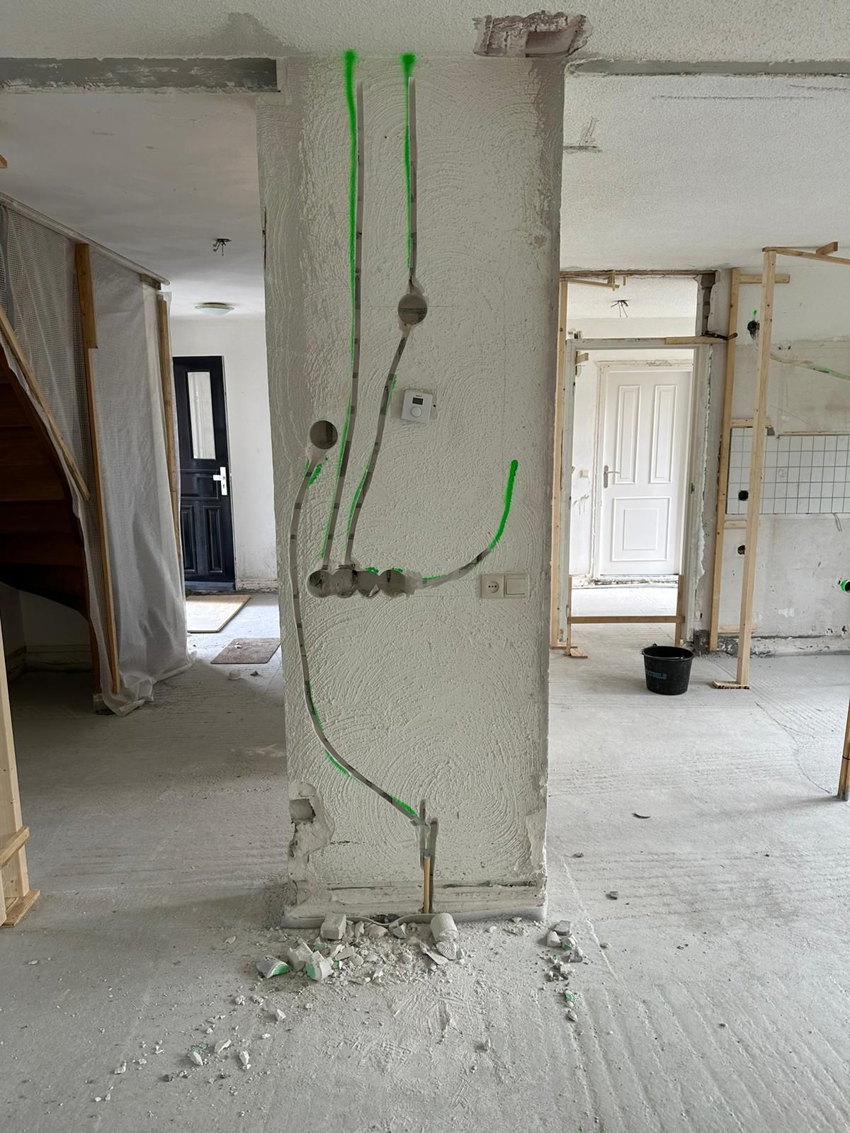 Sleuven en elektradozen in een woning tijdens renovatie