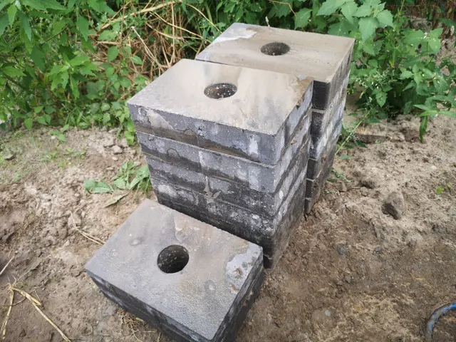 Gaten boren in tegels voor tuinspots