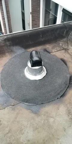 Doorvoer boren in een plat dak met bitumen: compleet geplaatst