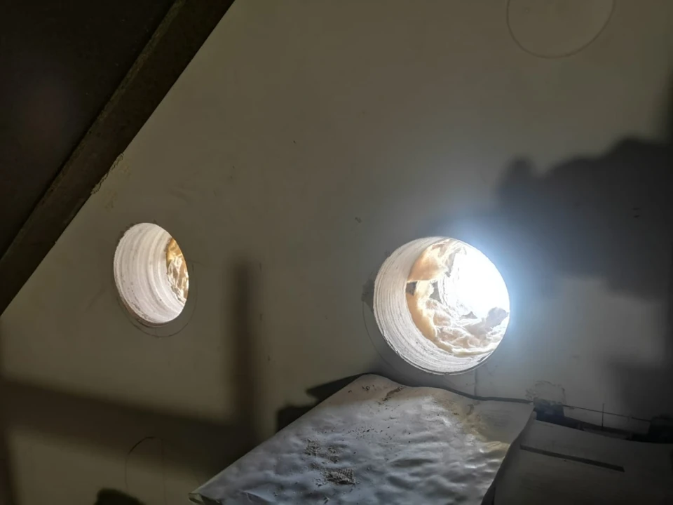 Twee ronde technische muurdoorvoeren