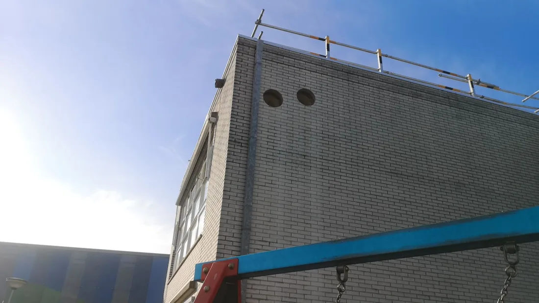 Een gemaakte doorvoer bij het ventilatieproject op de school in Dordrecht.