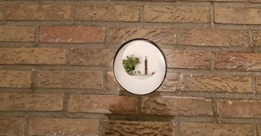 Een geplaatste muurdoorvoer voor de afzuigkap.