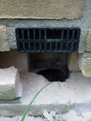 Een oudere ventilatievoorziening: ook de achterliggende luchtweg verdient controle.