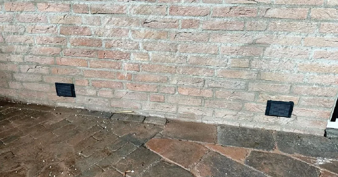 Geplaatst rooster als buitenafwerking van kruipruimteventilatie.