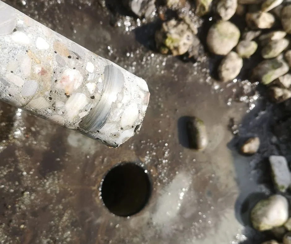 Detail van een betonboring met wapening.