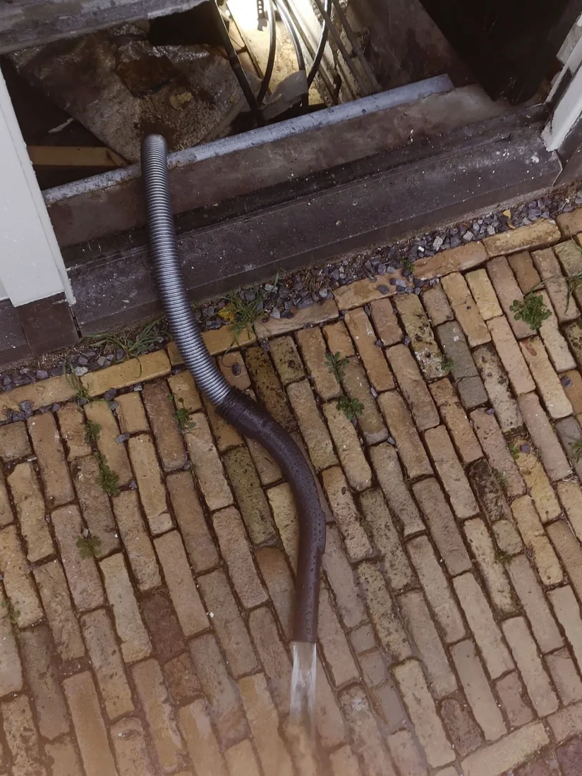 Praktijkfoto van een lekkage bij de toevoerleiding vóór de watermeter.