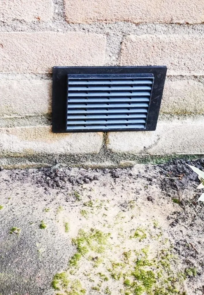 Een renovatierooster als buitenafwerking van de ventilatieroute.