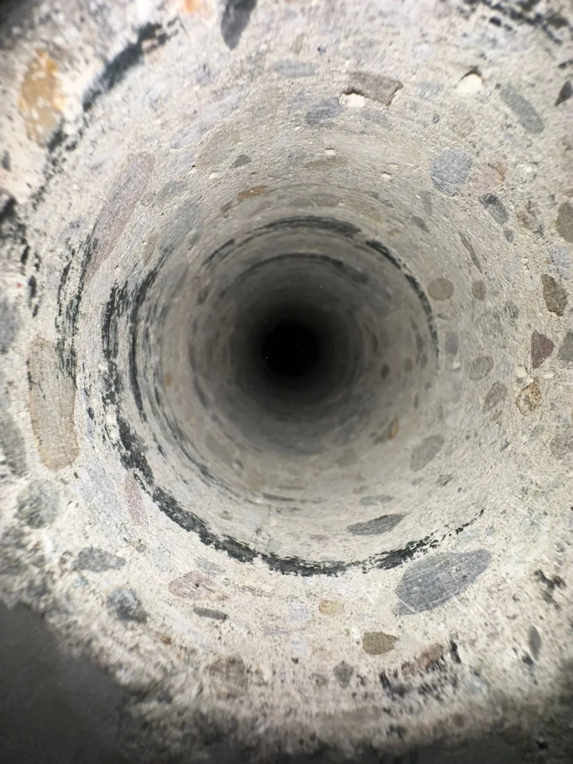 Een uitgeboorde doorvoer in beton, uit het oorspronkelijke Drillpro-artikel over grote gaten boren.
