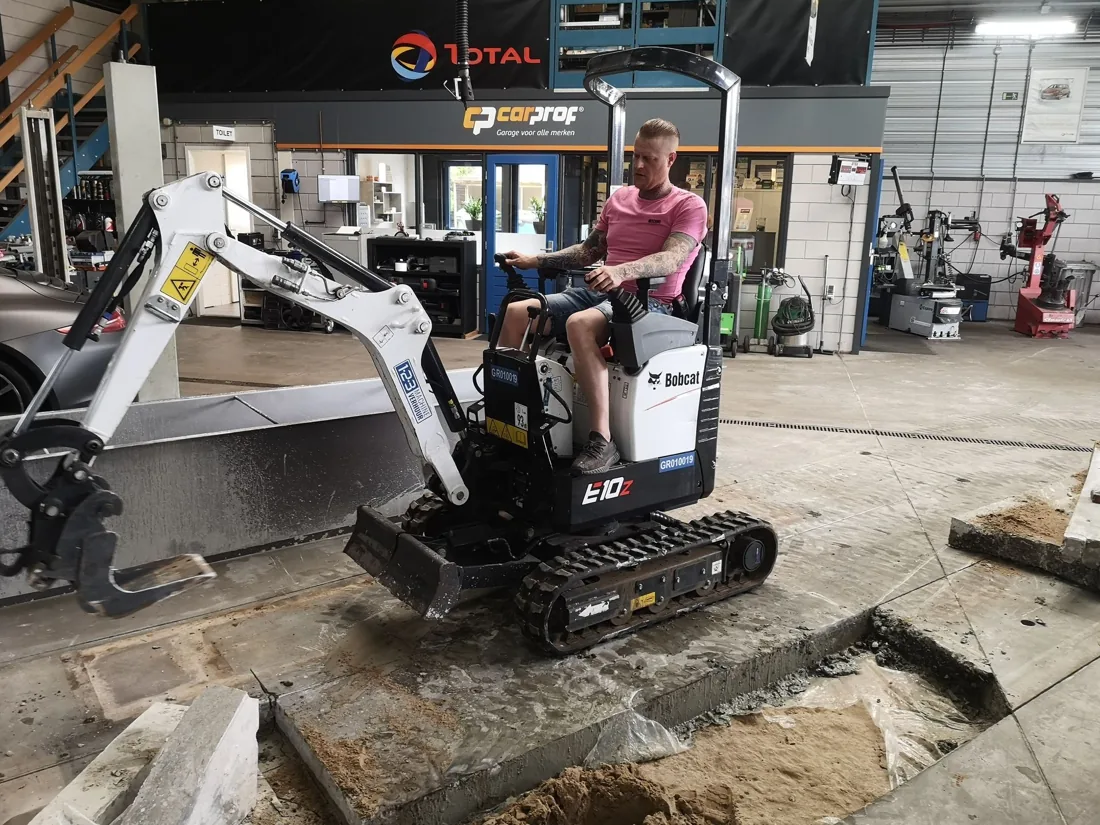 Grondwerk met de minigraver voor de verdiepte schaarlift.