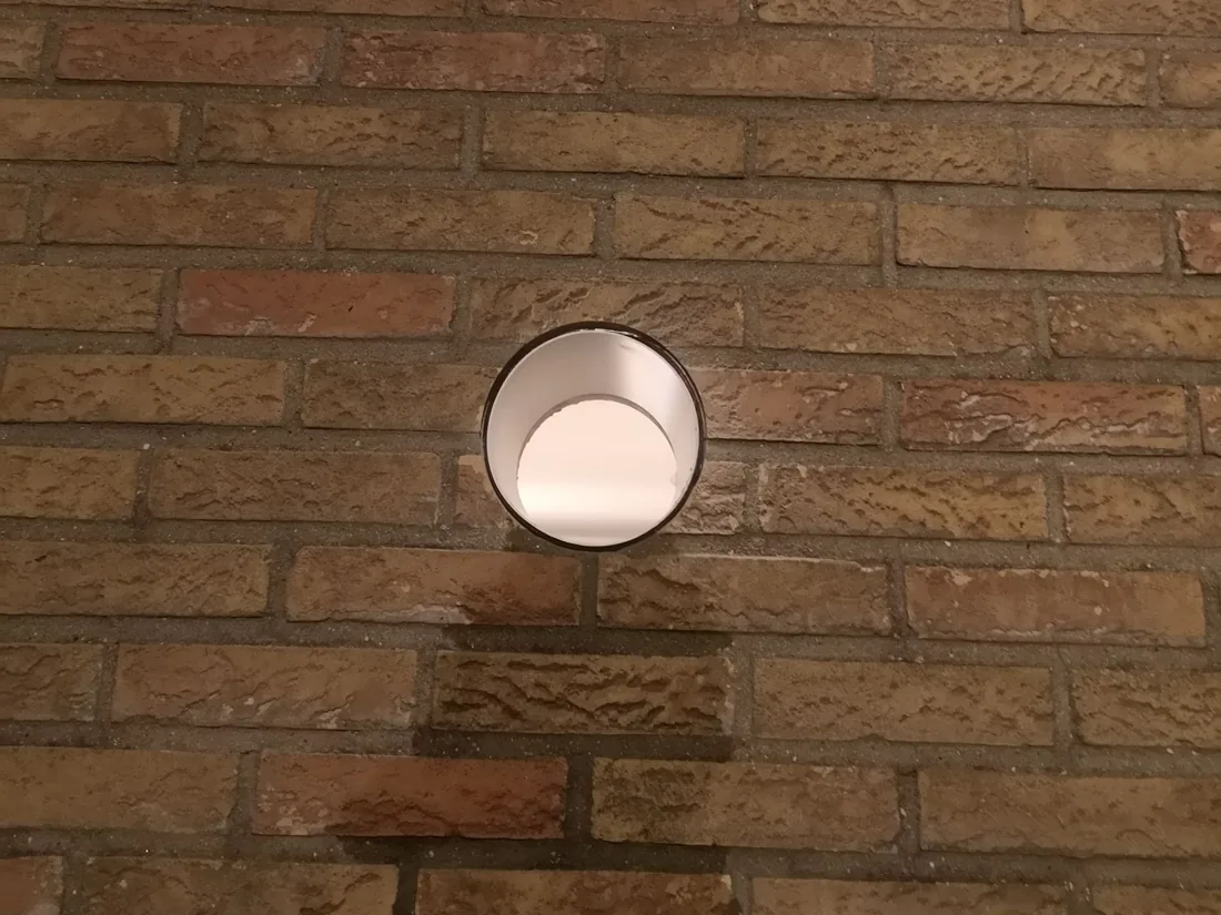 Muurdoorvoer na het maken van de opening.