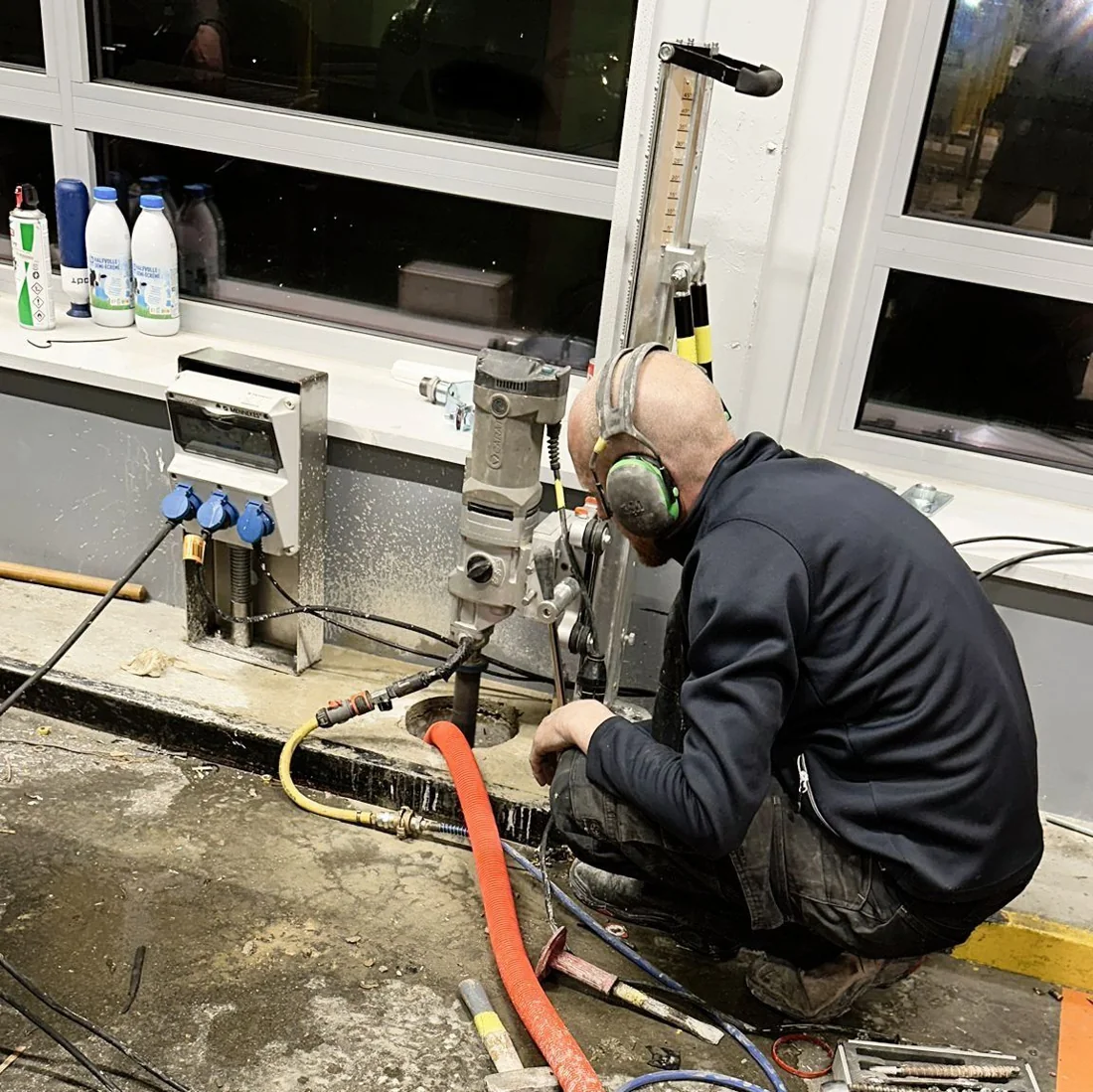 Betonboring van Ø200 mm en 60 cm diep bij VDL in Eindhoven.
