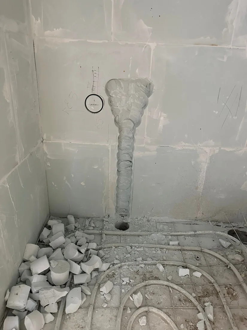 Een sleuf maken door overlappend te boren en het tussenliggende materiaal te verwijderen.