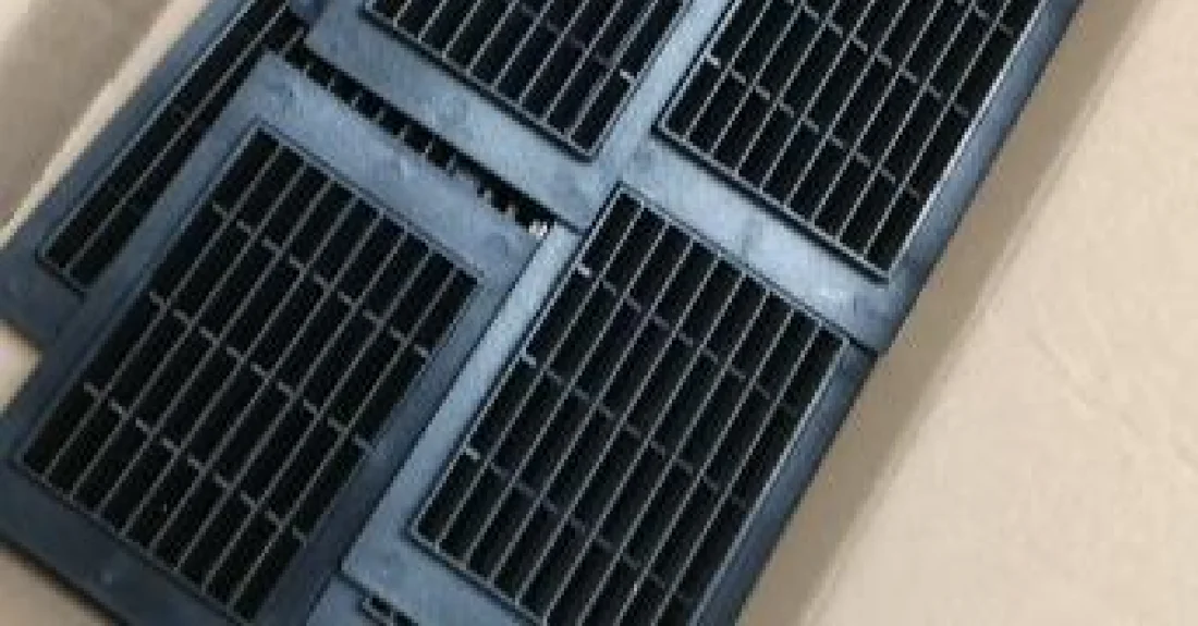 Ventilatieroosters voor het afwerken van nieuwe kruipruimteventilatie.
