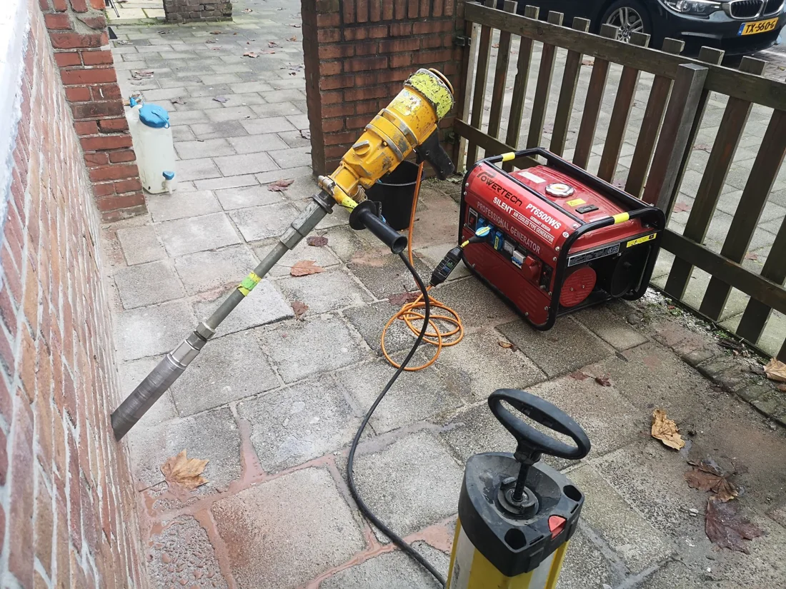 Eigen stroom- en watervoorziening bij boorwerk op locatie.