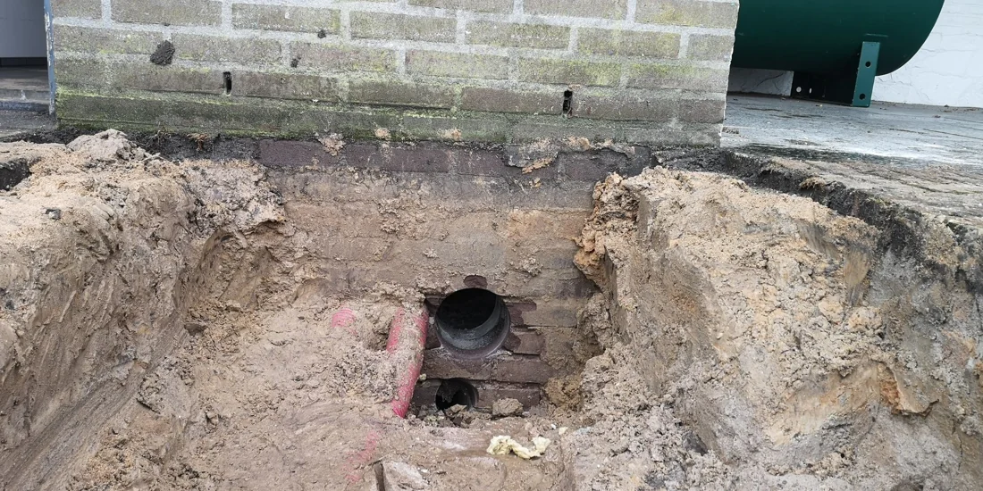 Buitenwerk bij het maken van een leidingdoorvoer door de gevel.