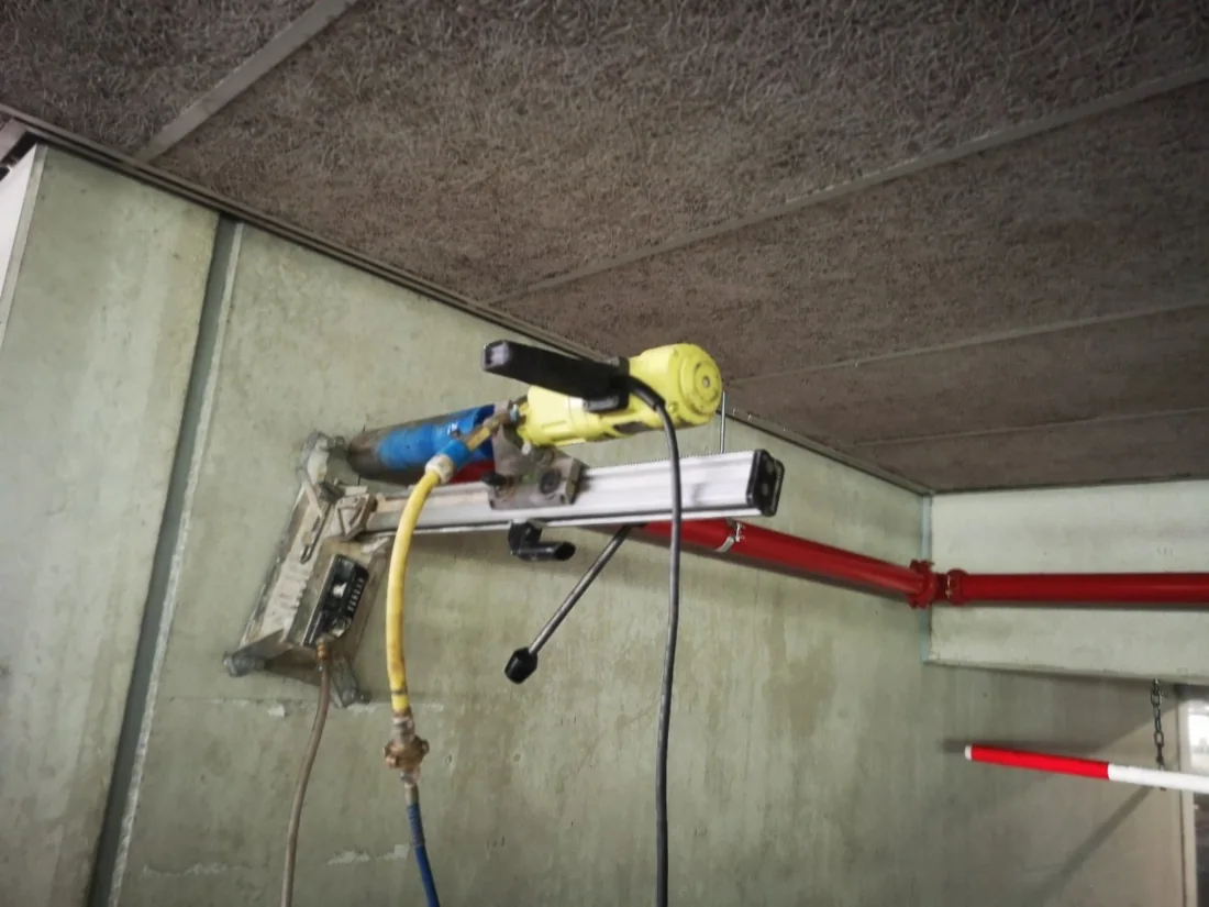 Boren met een vacuümstatief bij IKEA Breda voor sprinklerleidingen.