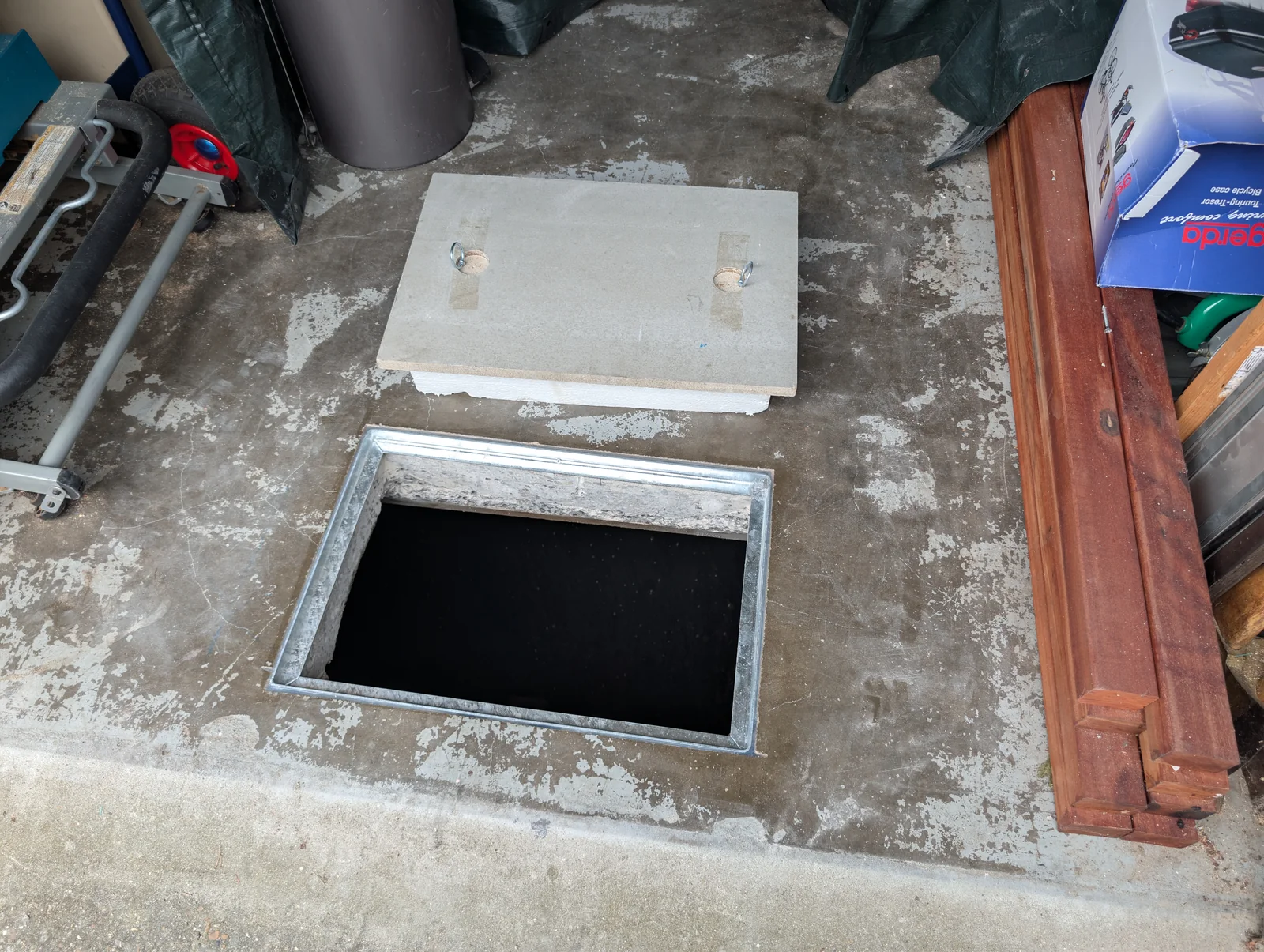 Kruipluik 80 × 50 cm geopend in een garage