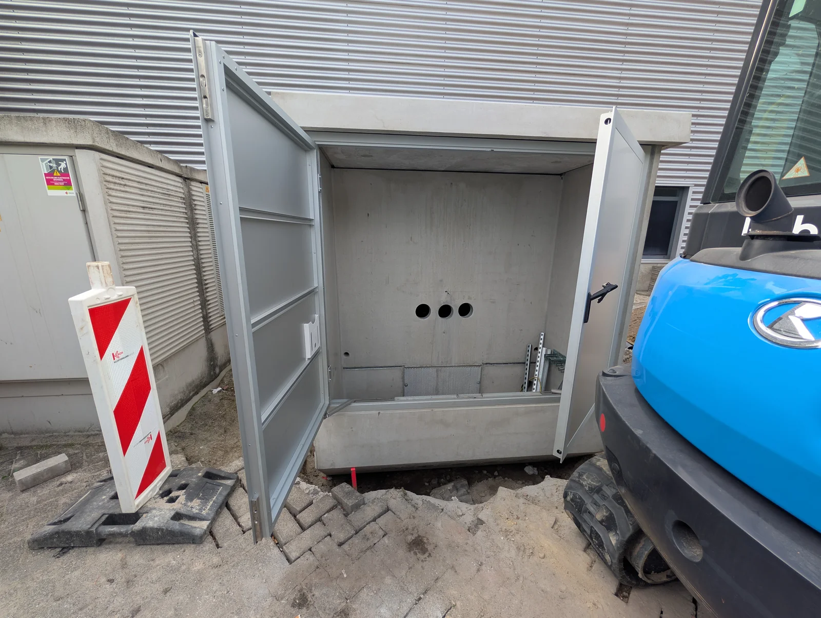 Overzicht van het transformatorhuisje met drie geboorde gaten van 160 mm