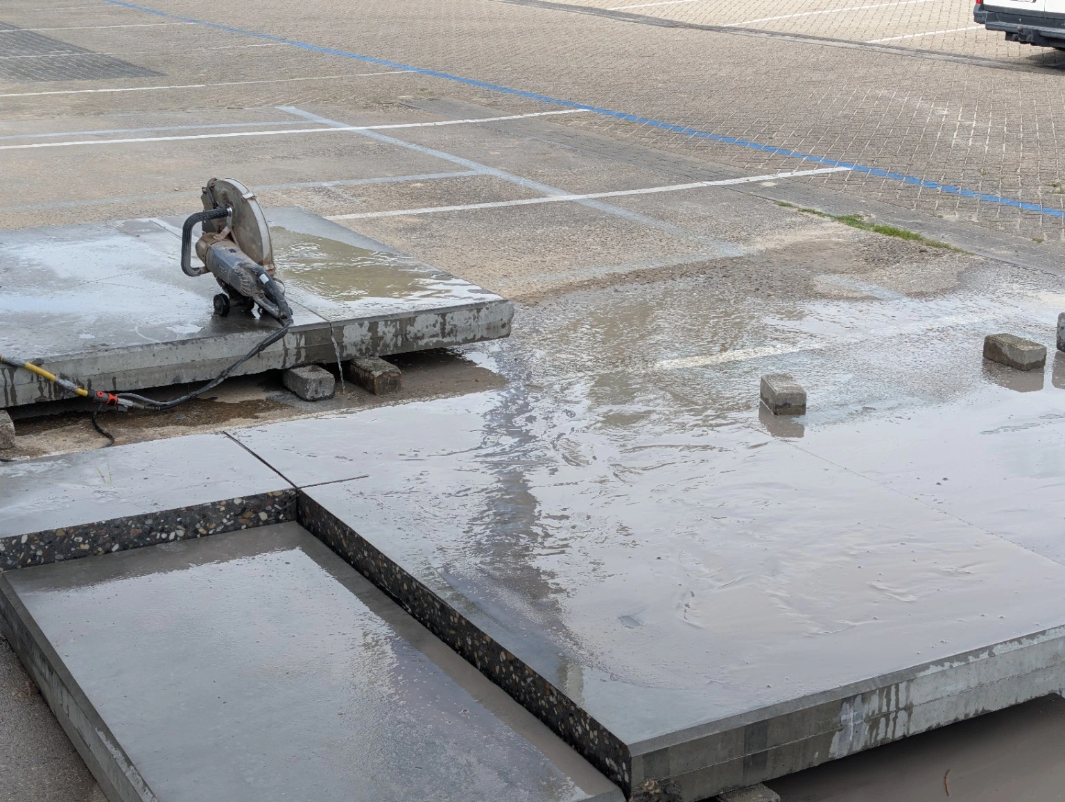 Betonzaag tijdens het zagen van stelconplaten