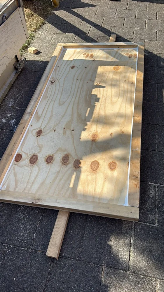 Voorbereid houten paneel met rand voor het werk bij een vloeropening