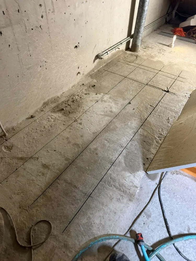 Zaaglijnen in de betonnen vloer naast een bestaande opening