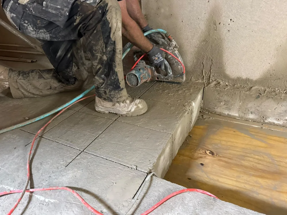 Diamantzaagwerk aan een betonnen vloer naast een bestaande opening
